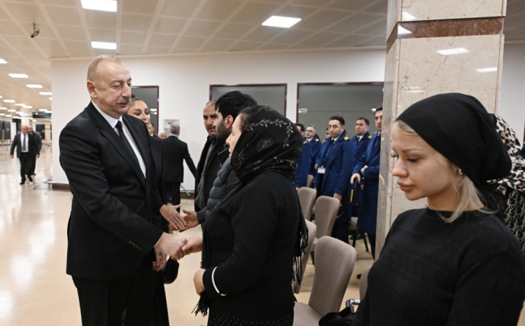 Prezident təyyarə qəzasında həlak olan ekipaj üzvlərinin vida mərasimində iştirak edib -