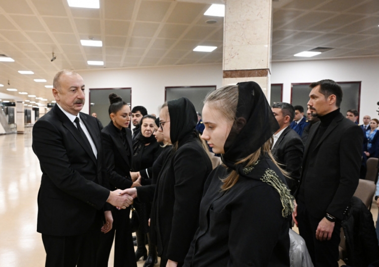 Prezident təyyarə qəzasında həlak olan ekipaj üzvlərinin vida mərasimində iştirak edib -
