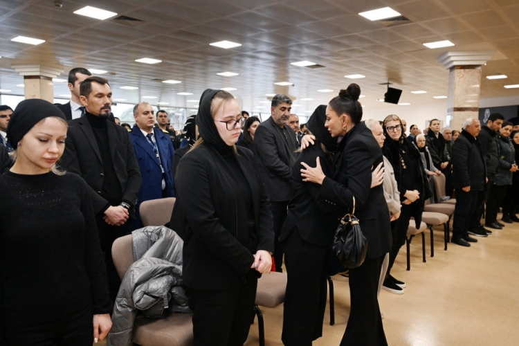 Prezident təyyarə qəzasında həlak olan ekipaj üzvlərinin vida mərasimində iştirak edib -