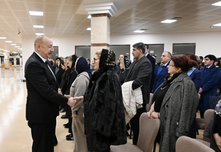 Prezident təyyarə qəzasında həlak olan ekipaj üzvlərinin vida mərasimində iştirak edib -