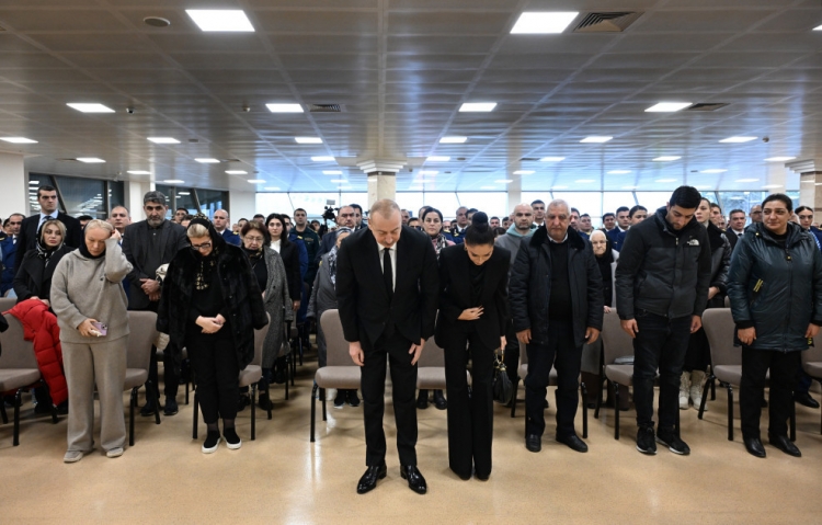 Prezident təyyarə qəzasında həlak olan ekipaj üzvlərinin vida mərasimində iştirak edib -