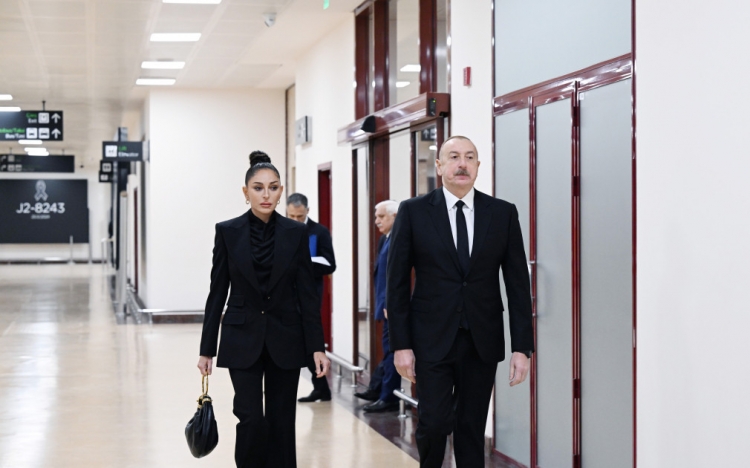 Prezident təyyarə qəzasında həlak olan ekipaj üzvlərinin vida mərasimində iştirak edib -