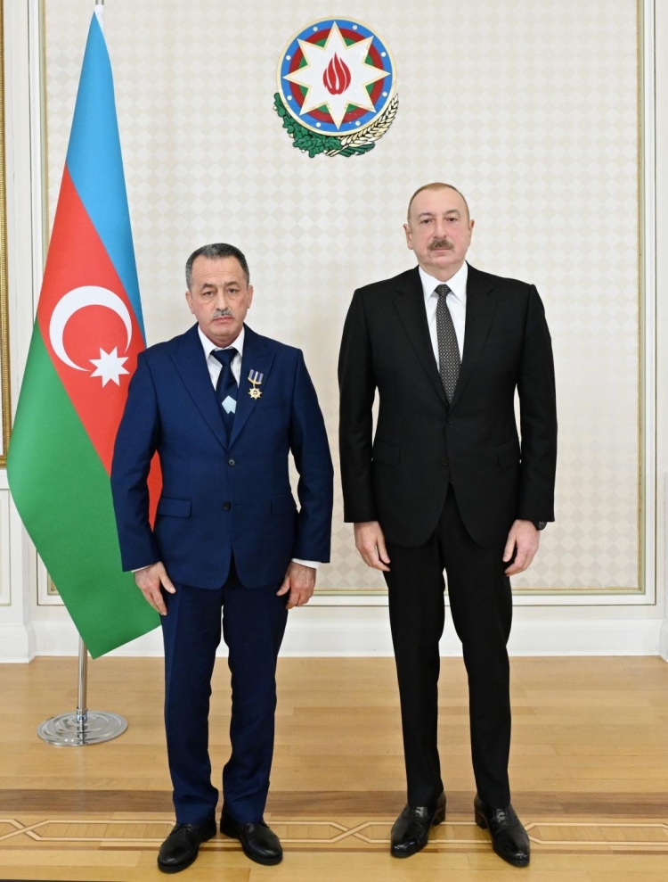 İlham Əliyev təyyarə qəzasında həlak olan ekipaj heyətinin ailə üzvləri və sağ qalan bələdçilərlə görüşüb -