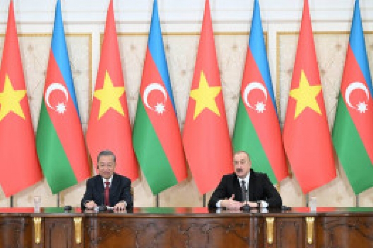 Liderlər mətbuata bəyanatlarla çıxış ediblər