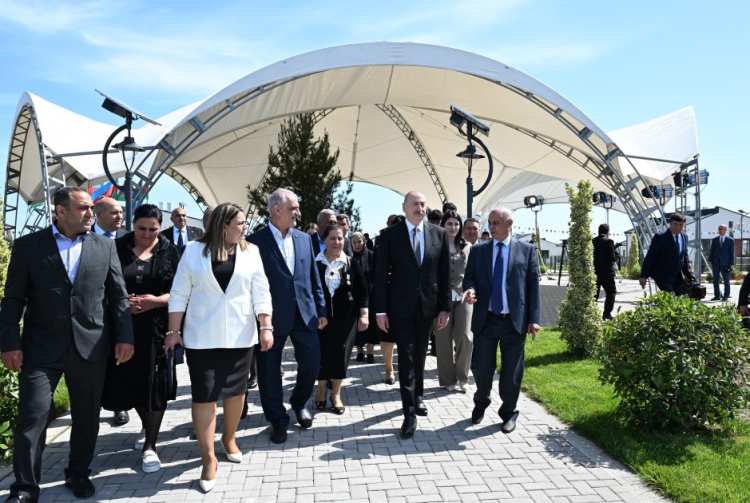 İlham Əliyev Ağdamın Kəngərli kəndinə köçən sakinlərlə görüşüb -