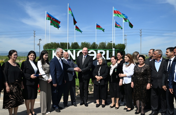 İlham Əliyev Ağdamın Kəngərli kəndinə köçən sakinlərlə görüşüb -