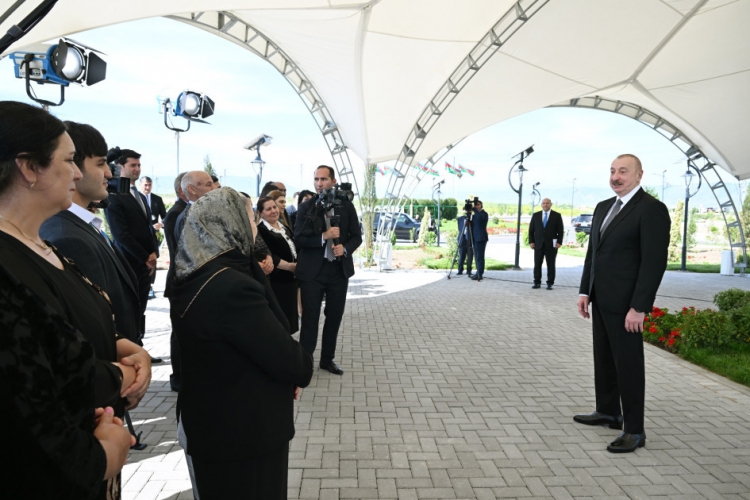 İlham Əliyev Ağdamın Kəngərli kəndinə köçən sakinlərlə görüşüb -
