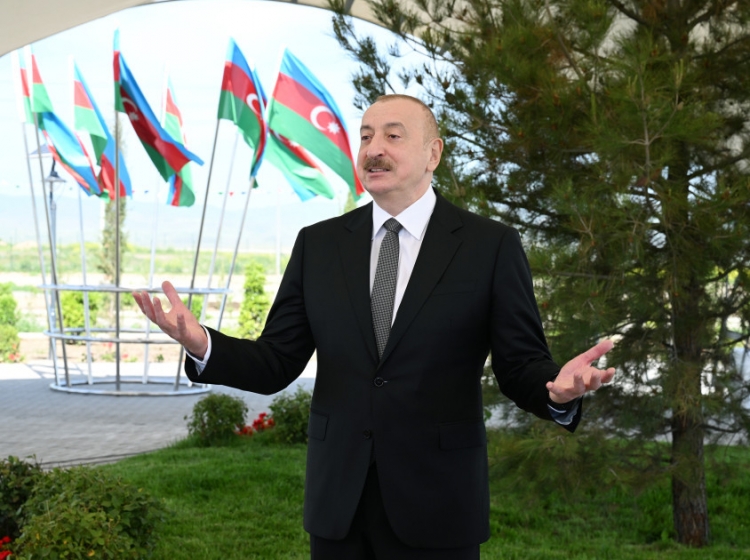 İlham Əliyev Ağdamın Kəngərli kəndinə köçən sakinlərlə görüşüb -
