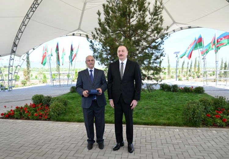 İlham Əliyev Ağdamın Kəngərli kəndinə köçən sakinlərlə görüşüb -