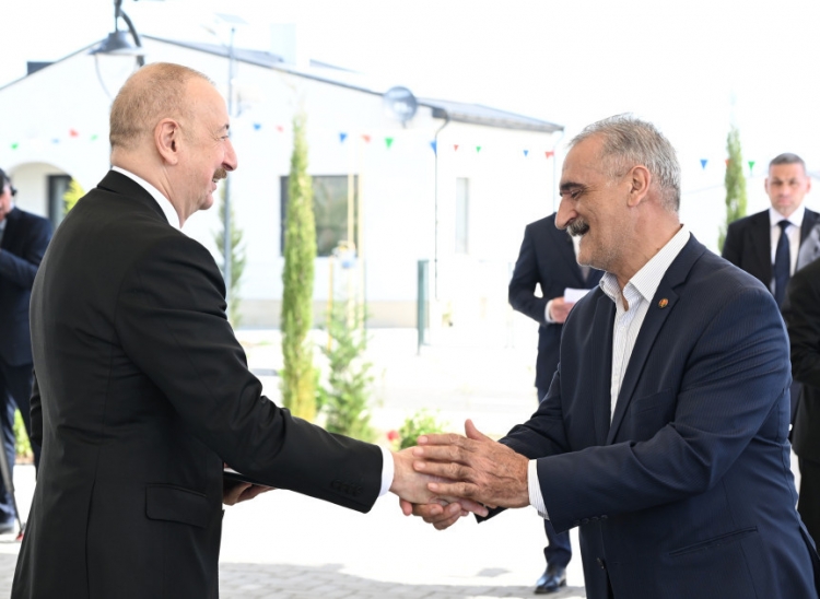 İlham Əliyev Ağdamın Kəngərli kəndinə köçən sakinlərlə görüşüb -