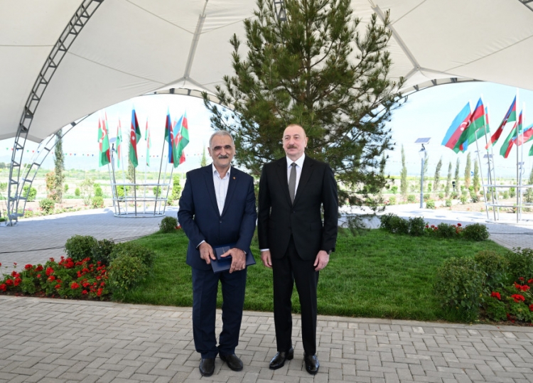 İlham Əliyev Ağdamın Kəngərli kəndinə köçən sakinlərlə görüşüb -