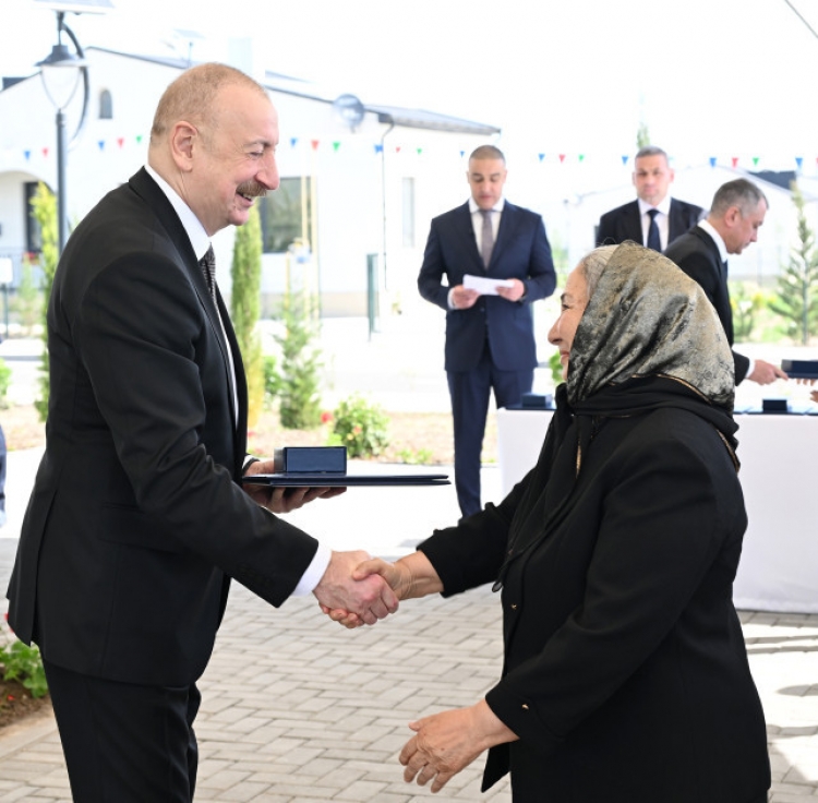 İlham Əliyev Ağdamın Kəngərli kəndinə köçən sakinlərlə görüşüb -