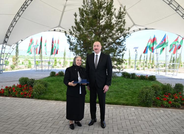 İlham Əliyev Ağdamın Kəngərli kəndinə köçən sakinlərlə görüşüb -