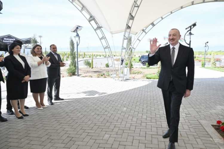 İlham Əliyev Ağdamın Kəngərli kəndinə köçən sakinlərlə görüşüb -