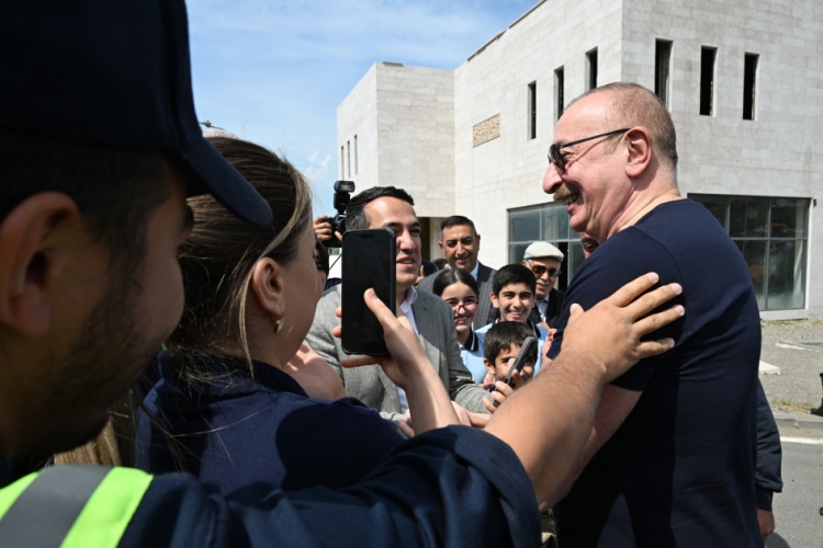 Prezident Laçın şəhərində sakinlərlə görüşüb -