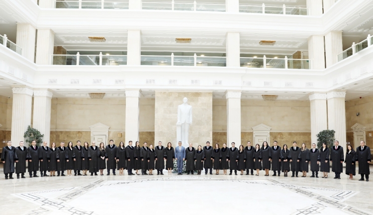 Yeni təyin olunmuş hakimlər and içiblər -