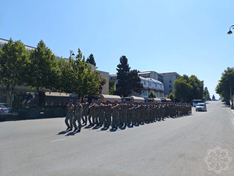 Gəncədə hərbi qulluqçuların təntənəli yürüşü keçirilib