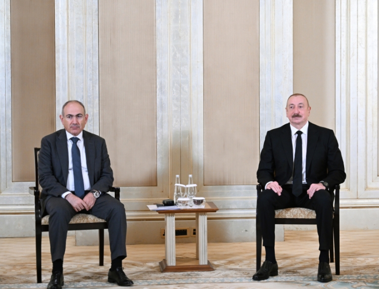 İlham Əliyevlə Nikol Paşinyan arasında görüş başlayıb -