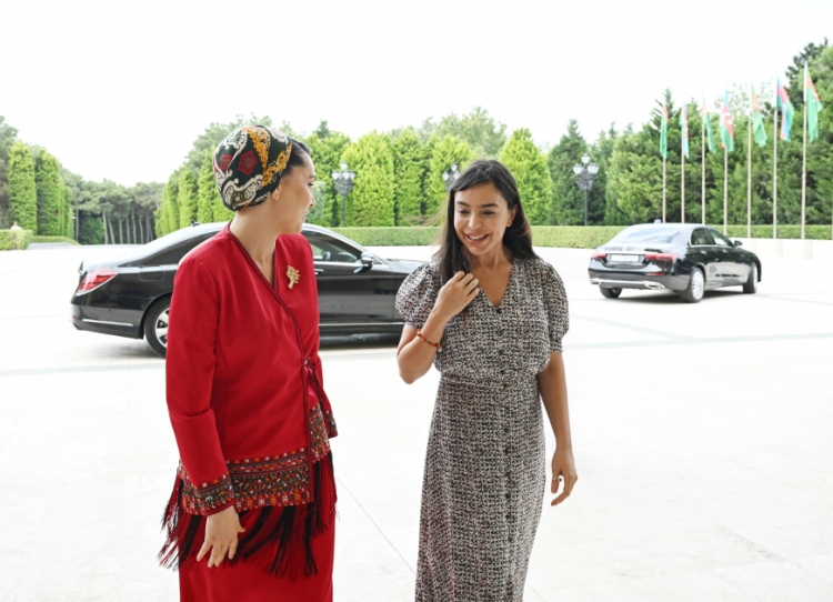 Leyla Əliyeva Oquldjaxan Atabayeva ilə görüşüb -