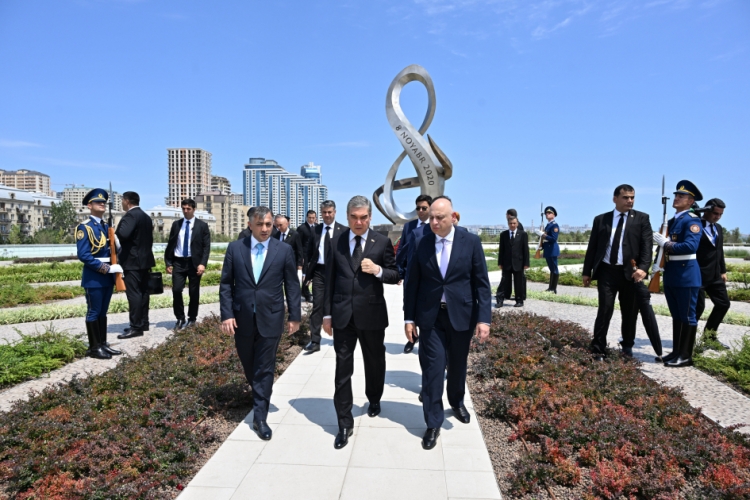 Berdiməhəmmədov Bakıda Zəfər parkını ziyarət edib