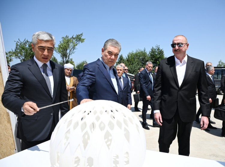 Əliyev və Berdiməhəmmədov Yeni Şuşa məscidində tikinti işlərinin gedişi ilə tanış olublar