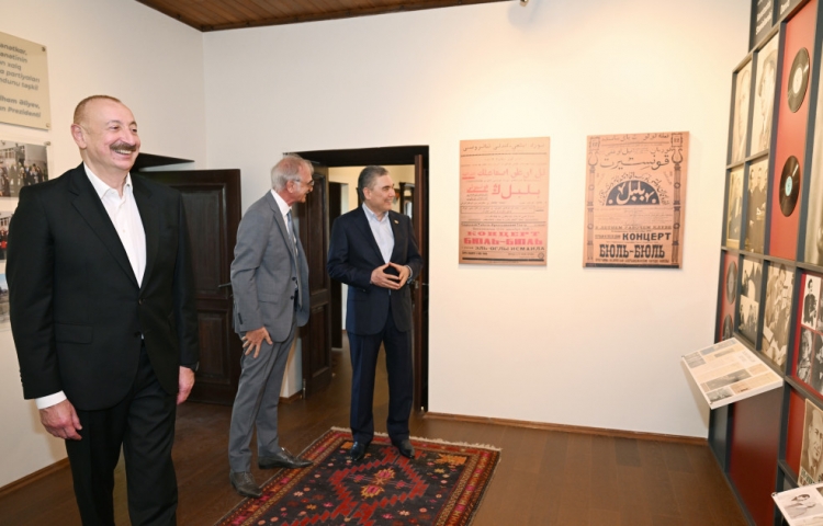 Prezident və Qurbanqulu Berdiməhəmmədov Şuşada Bülbülün ev-muzeyində olublar