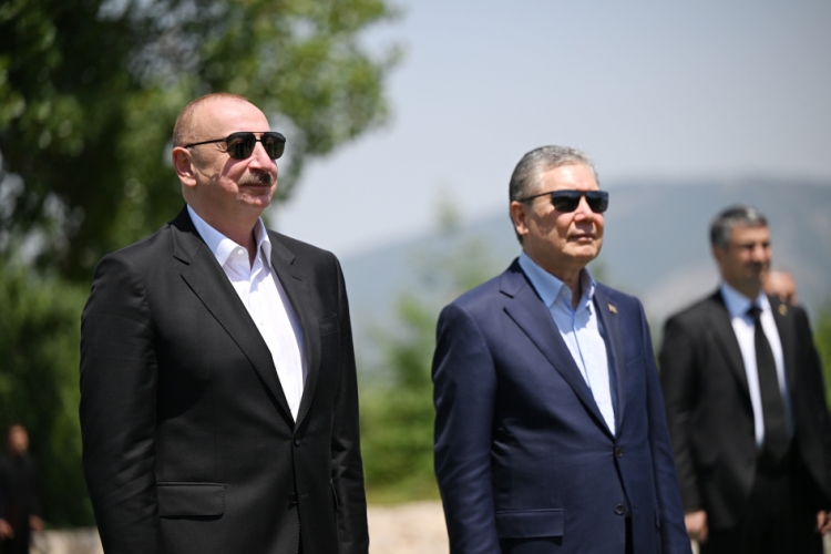 Berdiməhəmmədova Qarabağ atı hədiyyə edilib -