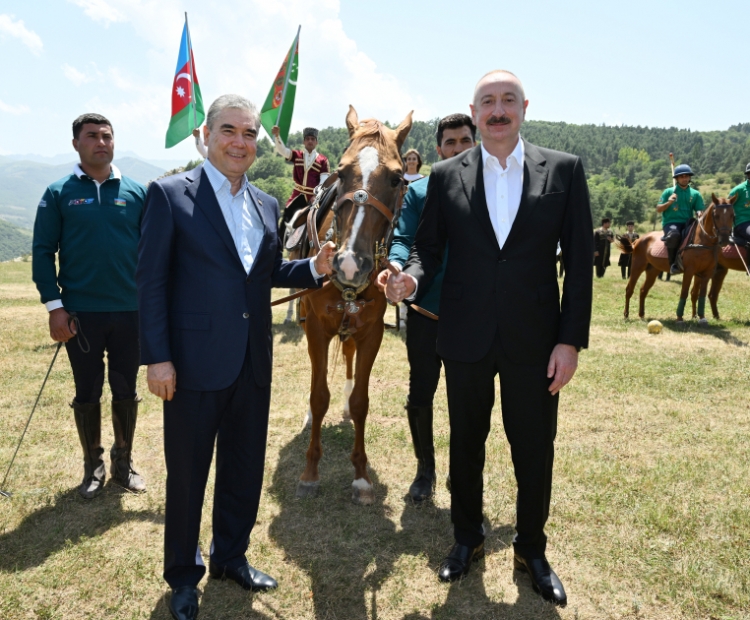 Berdiməhəmmədova Qarabağ atı hədiyyə edilib -