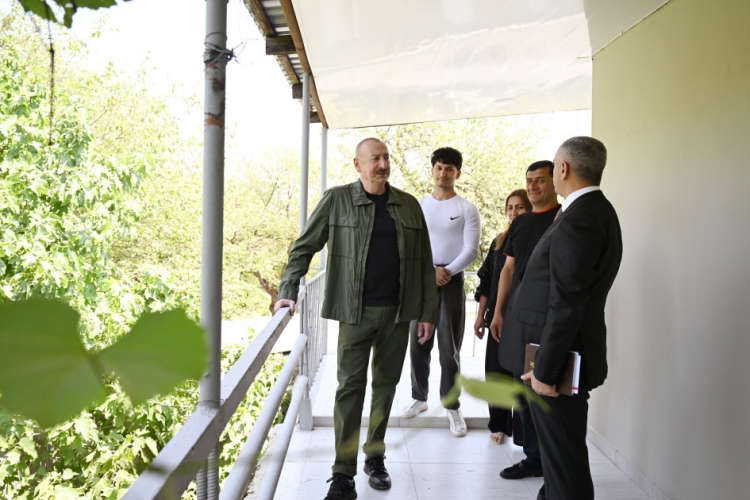 Prezident Xocalının Xanyurdu kəndində olub – İlham Əliyev bir qrup sakinlə görüşüb -