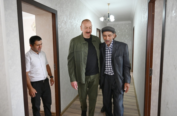 Prezident Xocalının Xanyurdu kəndində olub – İlham Əliyev bir qrup sakinlə görüşüb -