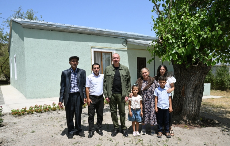 Prezident Xocalının Xanyurdu kəndində olub – İlham Əliyev bir qrup sakinlə görüşüb -