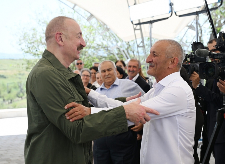Prezident Xocalının Xanyurdu kəndində olub – İlham Əliyev bir qrup sakinlə görüşüb -