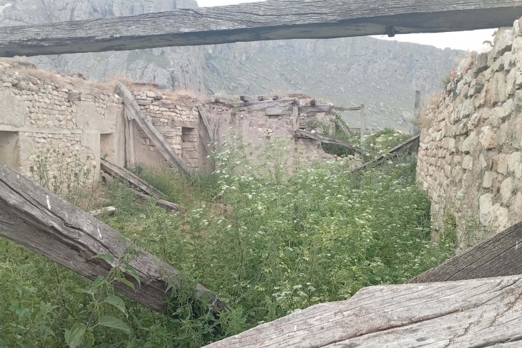 Tarixi məscidimiz hələ də acınacaqlı durumdadır -
