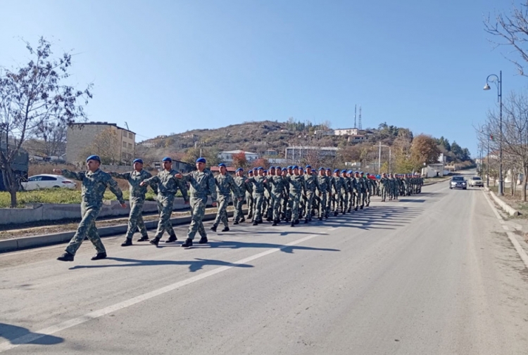 Zəfər Gününün beşilliyi münasibətilə hərbi yürüşlər keçirilib –