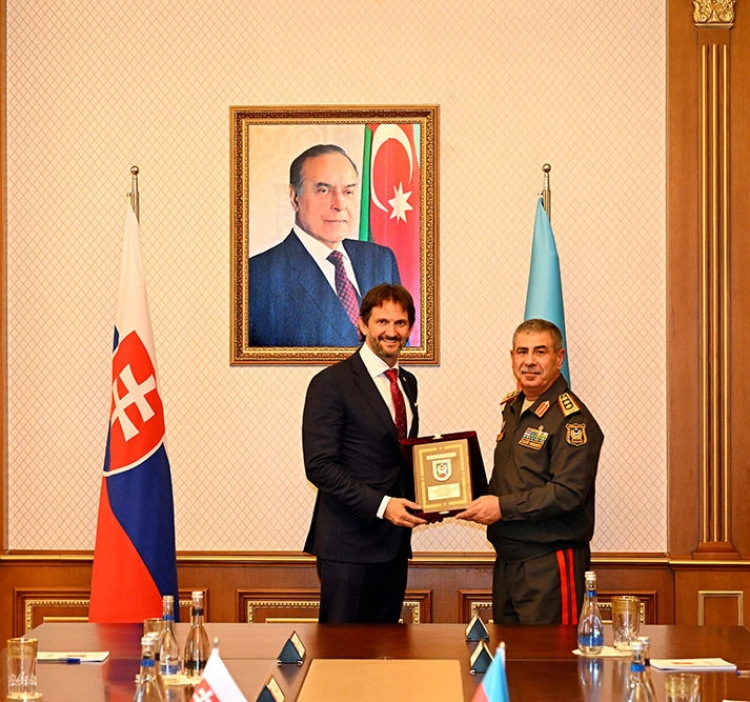 Azərbaycan və Slovakiya müdafiə nazirləri görüşüb