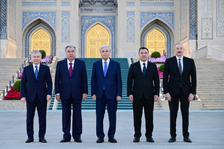 İlham Əliyev Daşkənddə İslam Sivilizasiyası Mərkəzi ilə tanış olub