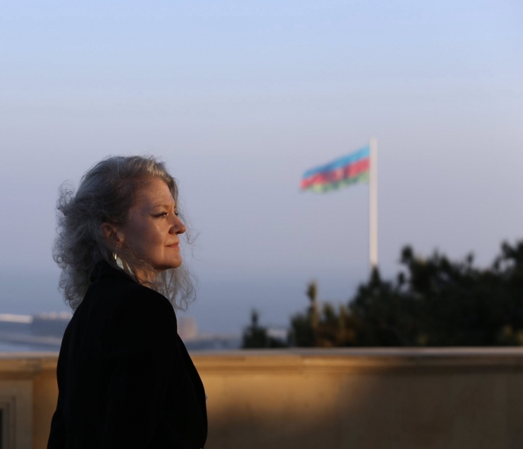 Allison Huker Bakıdadır -