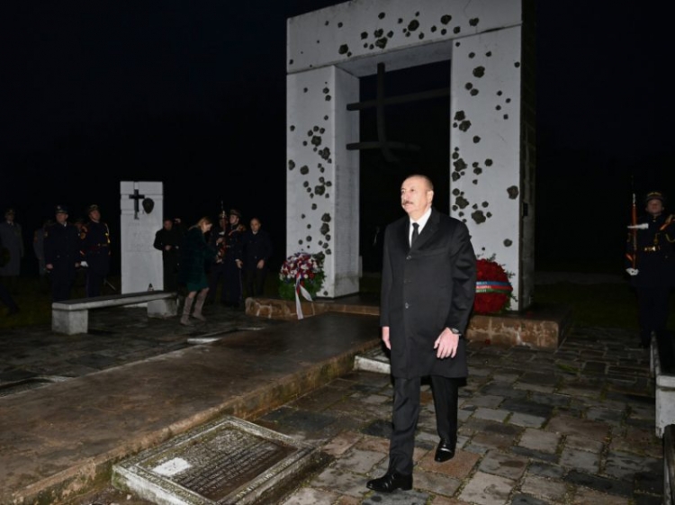 İlham Əliyev “Azadlıq Qapısı” abidəsini ziyarət edib
