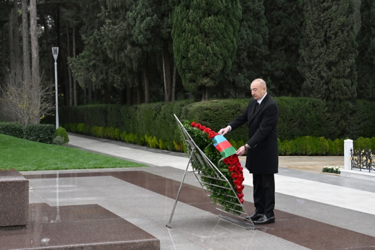Prezident və birinci xanım Heydər Əliyevin məzarını ziyarət ediblər -