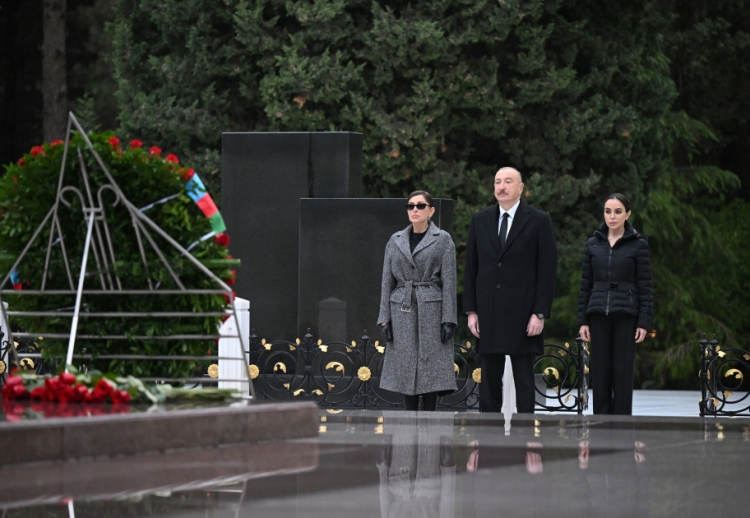 Prezident və birinci xanım Heydər Əliyevin məzarını ziyarət ediblər -