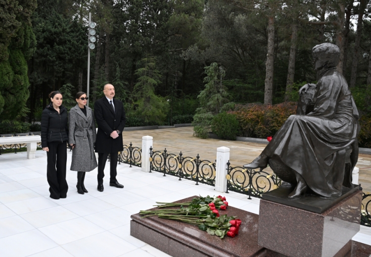 Prezident və birinci xanım Heydər Əliyevin məzarını ziyarət ediblər -