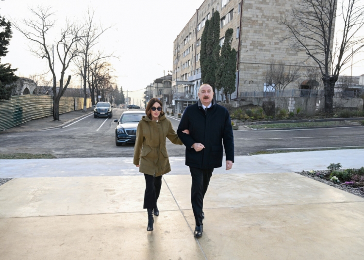 Prezident və xanımı Xankəndidəki Zəfər parkında -