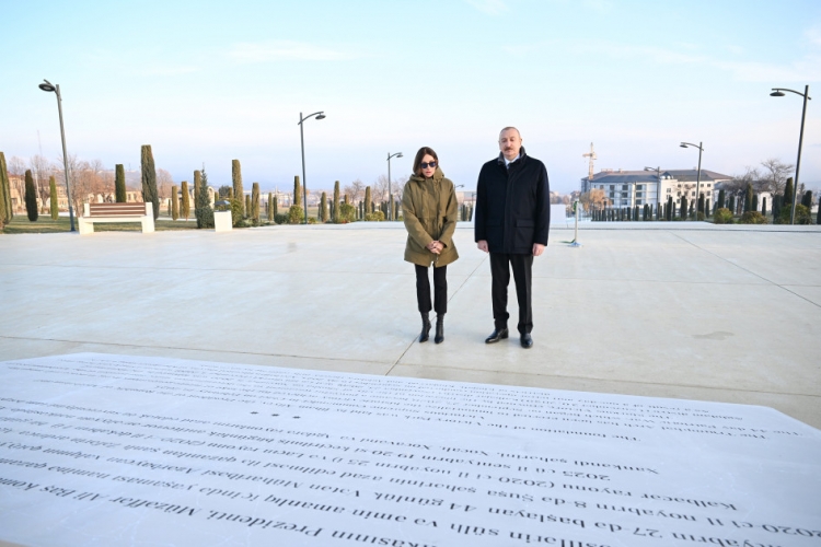 Prezident və xanımı Xankəndidəki Zəfər parkında -
