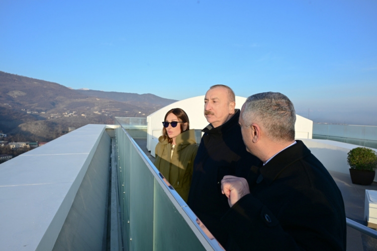 Prezident və xanımı Xankəndidəki Zəfər parkında -
