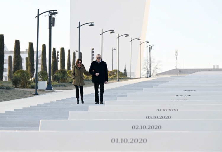 Prezident və xanımı Xankəndidəki Zəfər parkında -