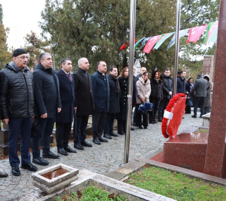 Azərbaycanın Türkiyədəki səfiri Rəsulzadənin məzarını ziyarət edib