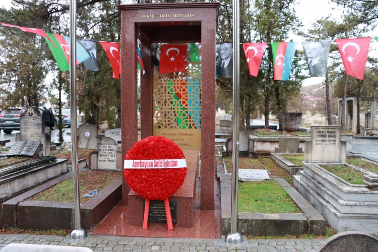 Azərbaycanın Türkiyədəki səfiri Rəsulzadənin məzarını ziyarət edib
