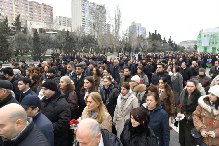 Xalq soyqırımı qurbanlarını anır -
