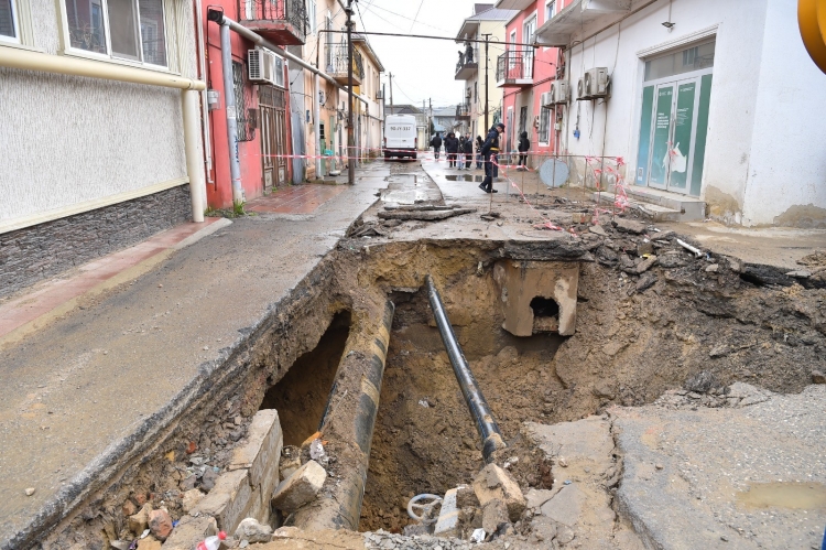 Xətaidə kollektorun üzərində tikilən ev sökülüb –