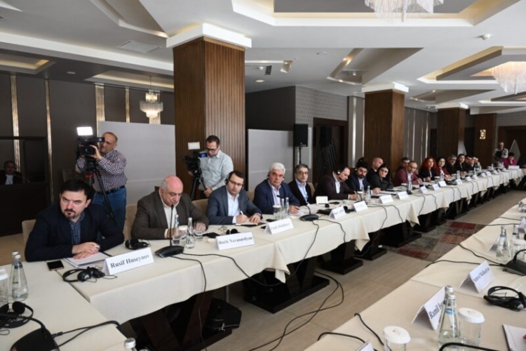 Hikmət Hacıyev Qəbələdə Ermənistan nümayəndələri ilə görüşüb